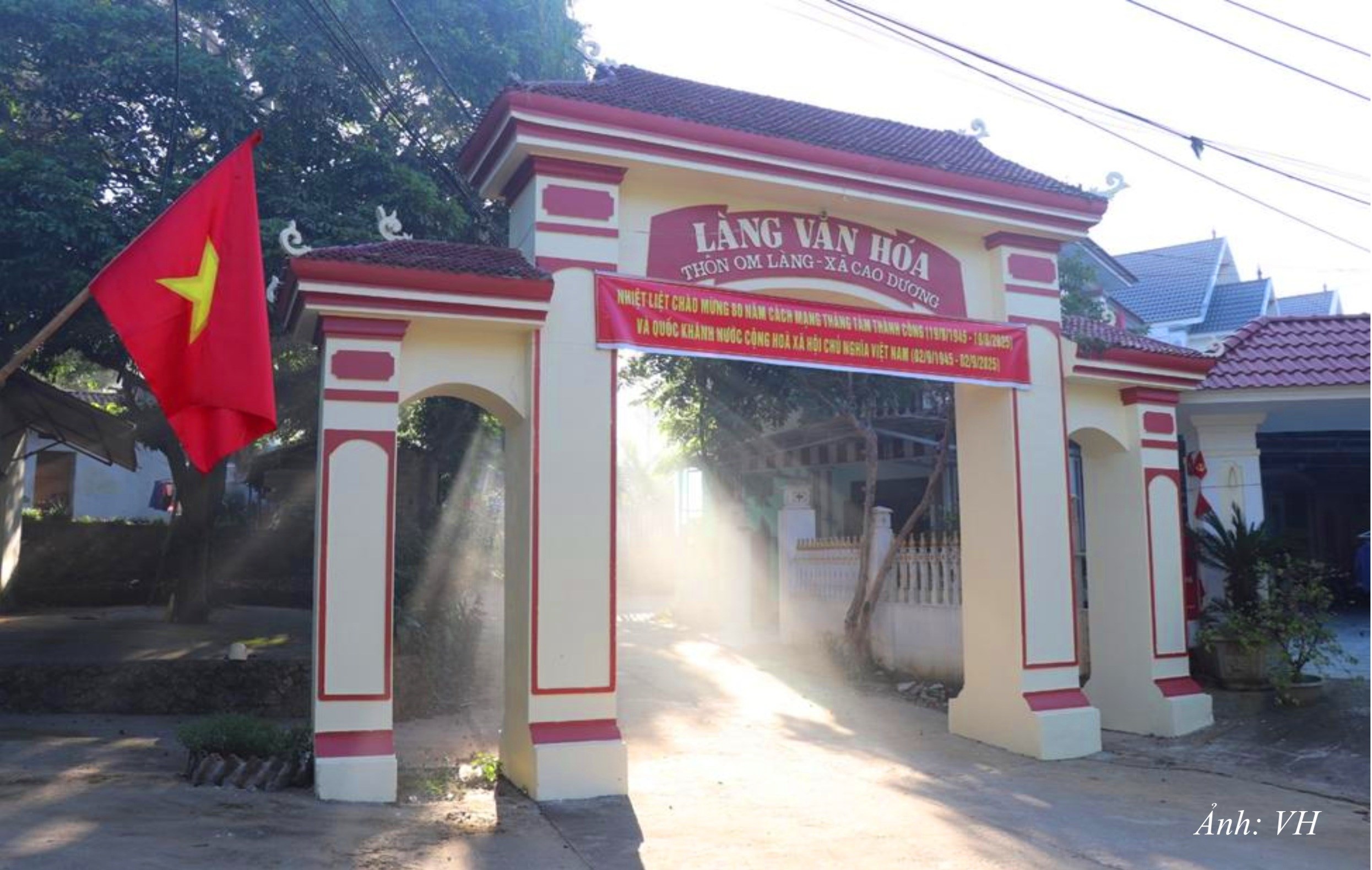 DT6. Làng văn hoá thôn Om Làng trang hoàng băng rôn chào mừng kỷ niệm 80 năm Quốc khánh 2.9