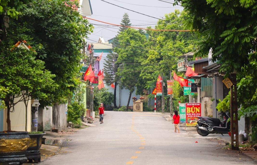 GN26. Đường thôn Ứng Liêm được nhựa hóa với nhiều cây xanh
