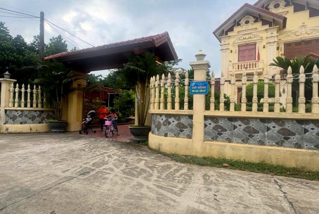 DT40. Nha khang trang