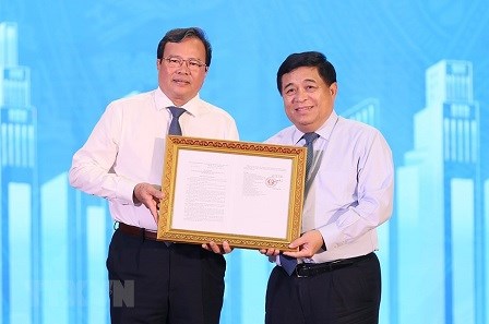 Bộ trưởng Nguyễn Chí Dũng trao Quyết định phê duyệt Quy hoạch thời kỳ 2021-2030, tầm nhìn đến năm 2050 cho tỉnh Trà Vinh