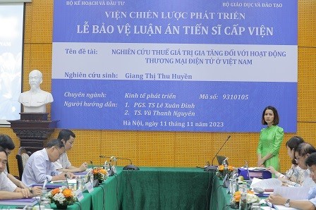 Bảo vệ luận án tiến sĩ cấp Viện, đề tài: "Nghiên cứu thuế giá trị gia tăng đối với hoạt động thương mại điện tử ở Việt Nam” của nghiên cứu sinh Giang Thị Thu Huyền