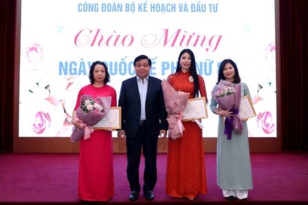 Bộ trưởng Nguyễn Chí Dũng trao Bằng khen của Công đoàn Viên chức Việt Nam cho tập thể Viện Chiến lược phát triển và các tập thể trong Bộ.